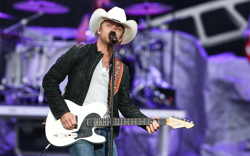 who is justin moore's wife